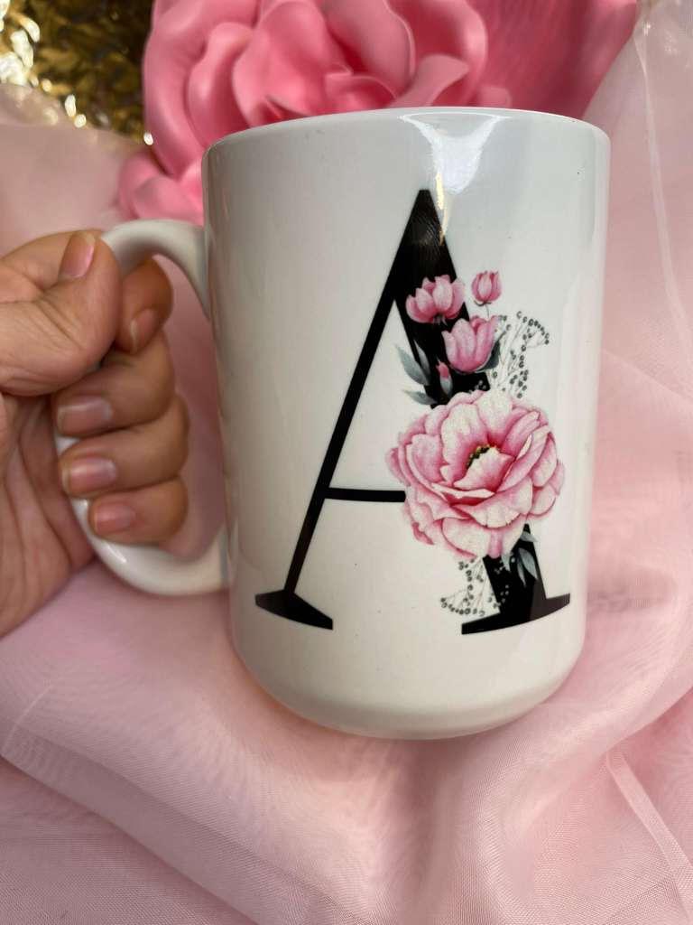 Diseño artístico personalizado con inicial en taza