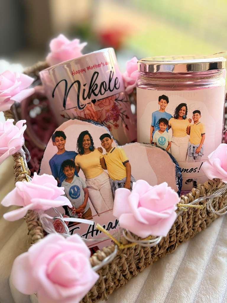 Set de regalo personalizado con tazas y flores